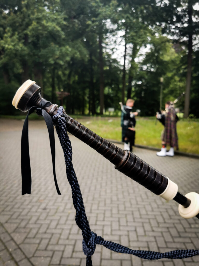 Doedelzakband Graham Lowlanders Pipes & Drums geeft muzikale omlijsting bij uitvaart.