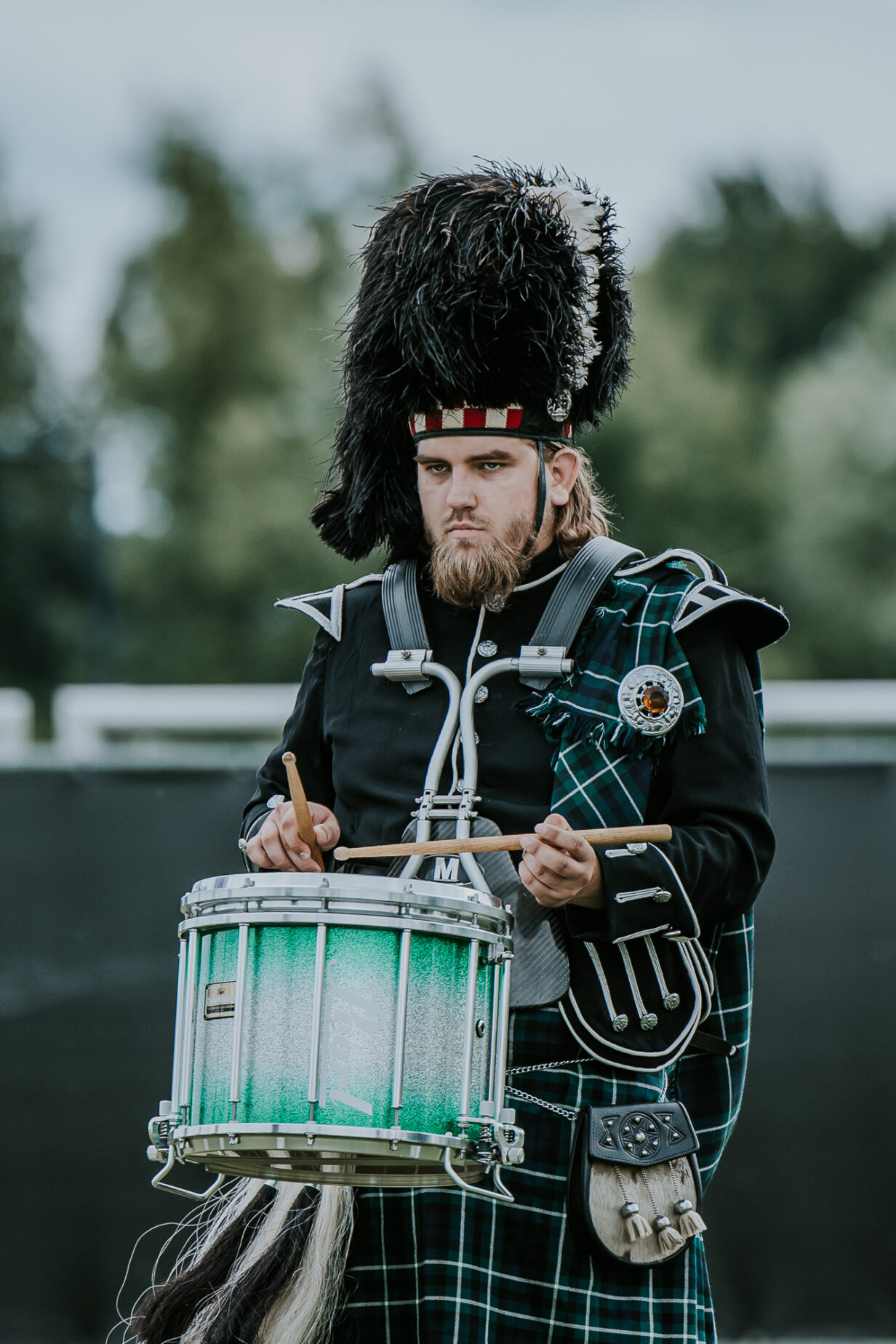 Snaredrummer tijdens taptoe Stiens 2022